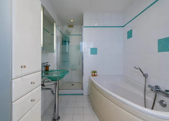 3-br With Private Pool & Sea View カンヌ