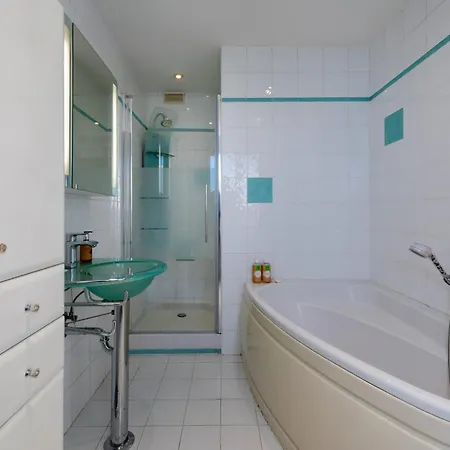 3-br With Private Pool & Sea View Cannes